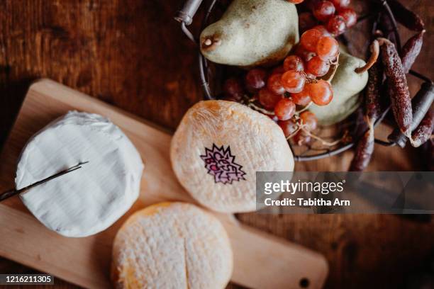 buffet mit essen apéro aperitif käse oliven gemüse trauben - käse essen ストックフォトと画像