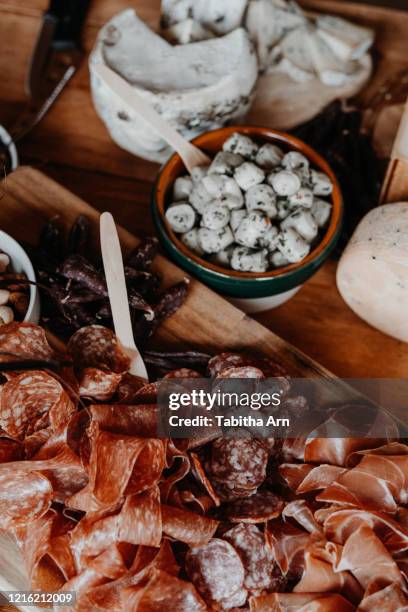 fleisch fleischplatte aufschnitt wurst buffet mit essen apéro aperitif käse - käse essen ストックフォトと画像