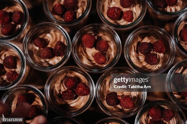 schokomousse schokoladenmousse mousse au chocolat nachtisch buffet dessert süssspeisen - soirée mousse stock-fotos und bilder