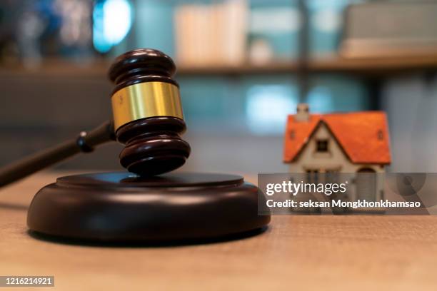 gavel with small house model - herencia fotografías e imágenes de stock