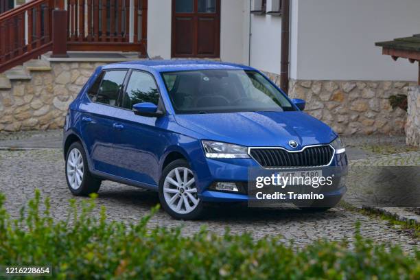 skoda fabia en una calle - škoda fotografías e imágenes de stock