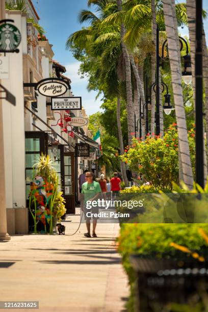 mensen lopen op de stoep van main street downtown napels florida - naples stockfoto's en -beelden