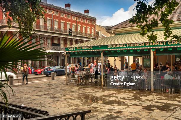 historic café du monde in the french quarter of new orleans louisiana - new orleans stock pictures, royalty-free photos & images