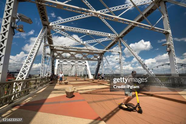 john seigenthaler pedestrian bridge in nashville tennessee usa - john-seigenthaler-pedestrian-bridge stock pictures, royalty-free photos & images