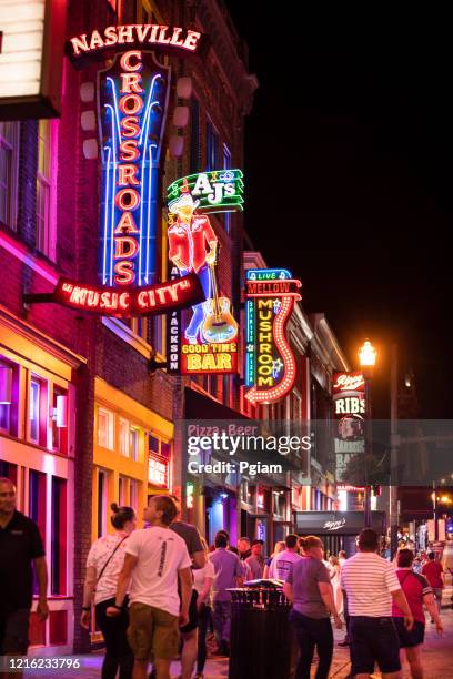 neon firma a lo largo del broadway en el centro de nashville tennessee usa - broadway fotografías e imágenes de stock