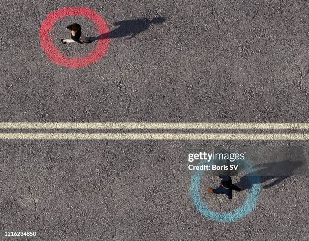 woman and man separated by double solid line - self discipline stockfoto's en -beelden