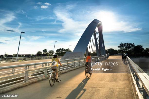 mensen fietsen over de rich street bridge in columbus ohio usa - columbus day stockfoto's en -beelden