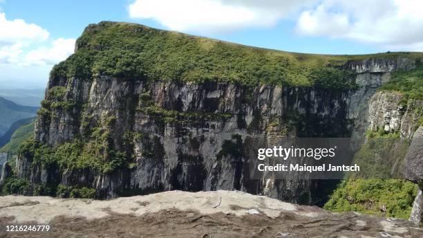fortaleza canyon, located in serra geral national park in cambará do sul, rio grande do sul, brazil. - hill range stock pictures, royalty-free photos & images