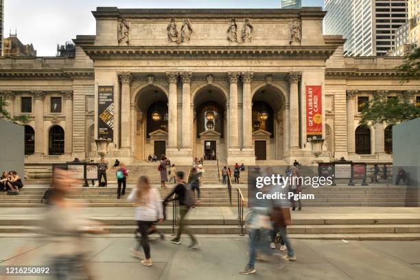 eingang zur new york public library manhattan new york city usa - bryant park stock-fotos und bilder