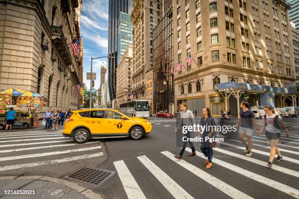 busy downtown intersection on fifth avenue in new york city - 5th avenue imagens e fotografias de stock