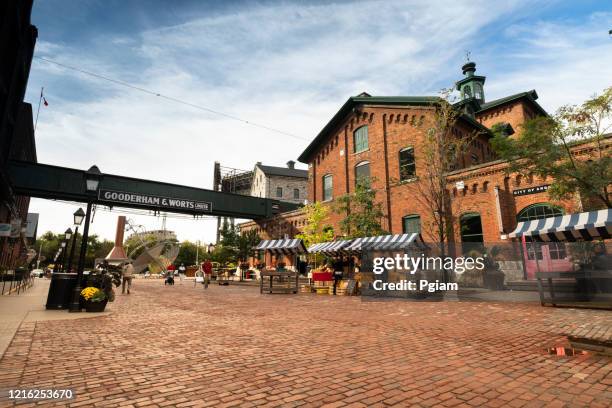distillery historic district in der innenstadt von toronto ontario kanada - schnapsbrennerei stock-fotos und bilder