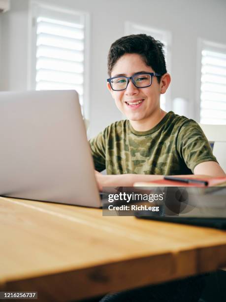 estudiantes aprendiendo a través de la computadora en el hogar - boy computer smile fotografías e imágenes de stock