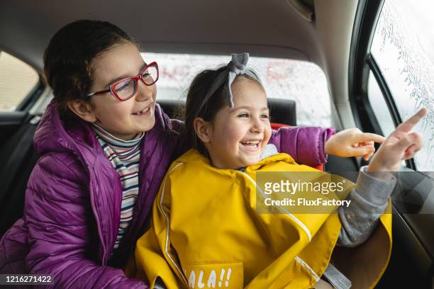 leuke kleine zusters op een wegreis - classic car point of view stockfoto's en -beelden
