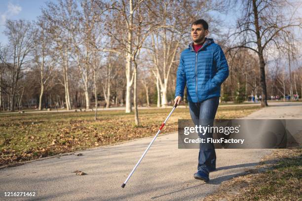 mijn handicap gewoon stoppen met mij - blind man stockfoto's en -beelden