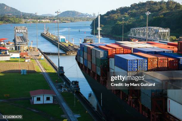 massive container ship, miraflores locks, panama canal, panama - estrecho descripción física fotografías e imágenes de stock