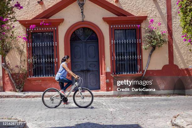 couple latina, cyclisme - ville de queretaro photos et images de collection