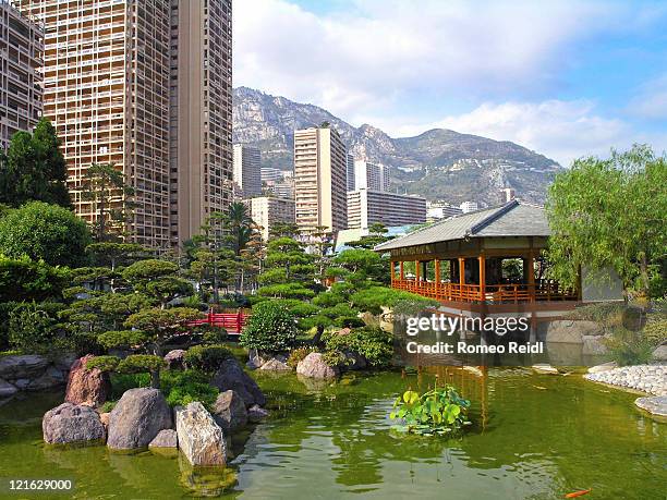 japanese garden, monaco - jardín japonés fotografías e imágenes de stock