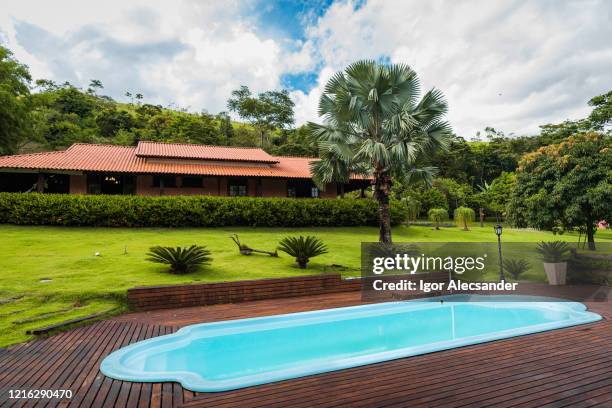 casa y piscina de arquitectura brasileña - parcela fotografías e imágenes de stock