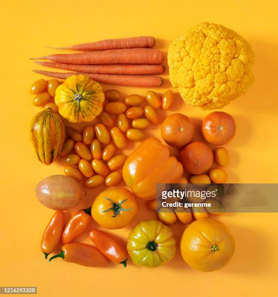 orangenobst und -gemüse - food photography from above stock-fotos und bilder