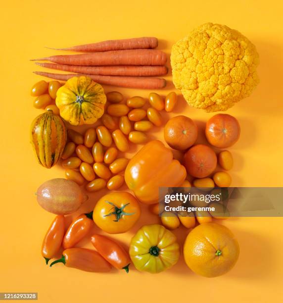 oranje groenten en fruit - oranje achtergrond stockfoto's en -beelden