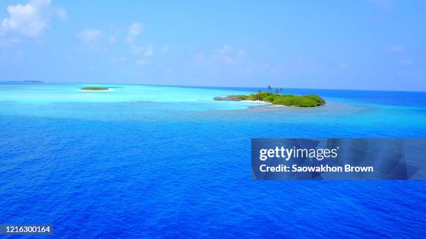 beautiful vacations travel landscape tropical island of rasdhoo atoll with blue lagoon turquoise sea water and blue sky background - list of islands by highest point stock pictures, royalty-free photos & images