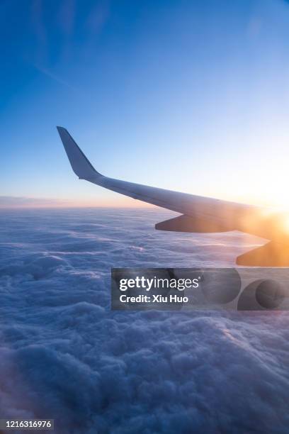 飛機窗外 - ala de avión fotografías e imágenes de stock