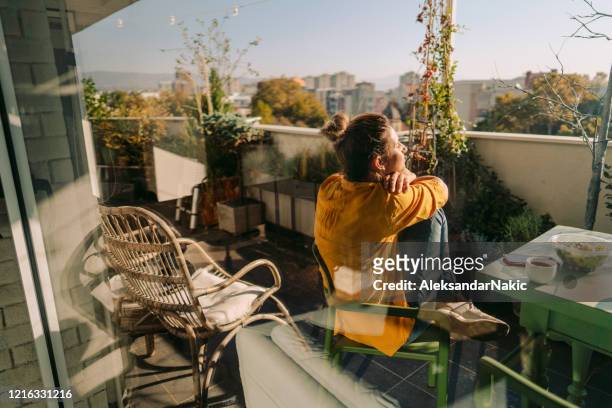 godendo la primavera sul mio balcone - solitudine foto e immagini stock
