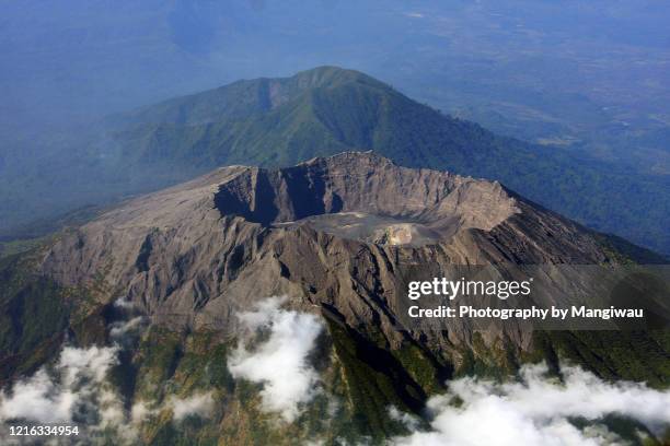 raung volcano east java indonesia - plate tectonics fotografías e imágenes de stock
