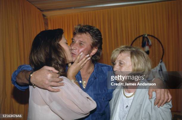 Premier concert anniversaire de Johnny Hallyday au Parc des Princes à Paris - Johnny Hallyday dans sa loge avec sa fiancée Karine Martin et sa mère...