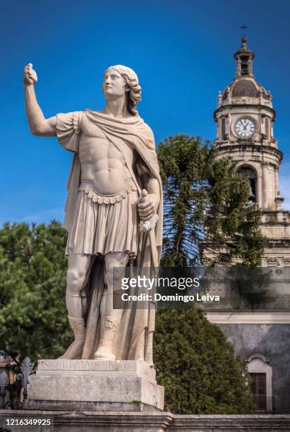 roman soldier statue next to the cathedral of catania, sicily. - style classique photos et images de collection