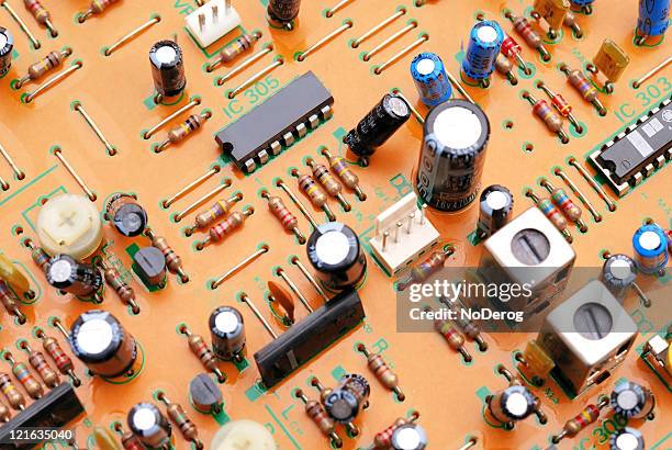 elektronische schaltkreis nahaufnahme. - kondensator stock-fotos und bilder