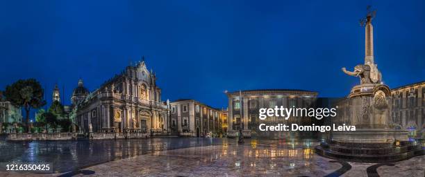 cathedral of catania at dusk, sicily, italy - catania stock-fotos und bilder