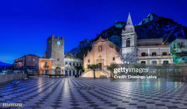 piazza ix aprile in taormina, sicily, italy - piazze italiane foto e immagini stock