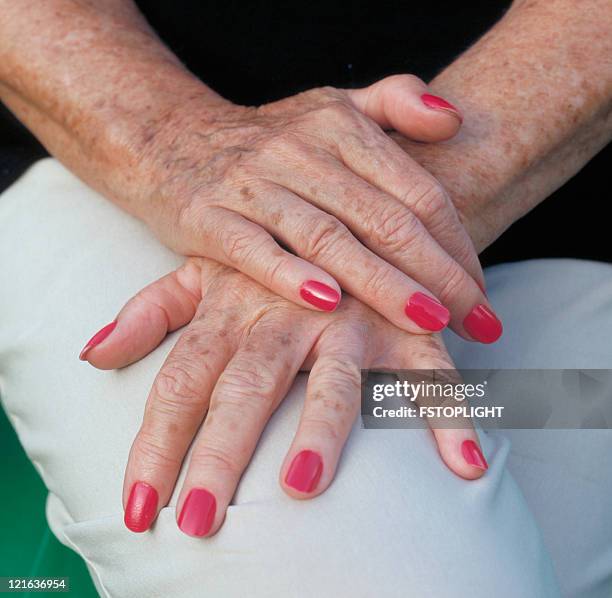 elderly hands of woman - menselijke leeftijd stockfoto's en -beelden