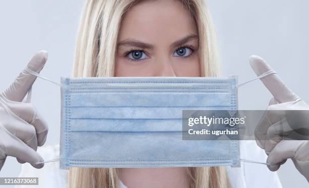 vrouw met witte haarvrouw die medisch gezichtsmasker draagt. - sportmasker stockfoto's en -beelden