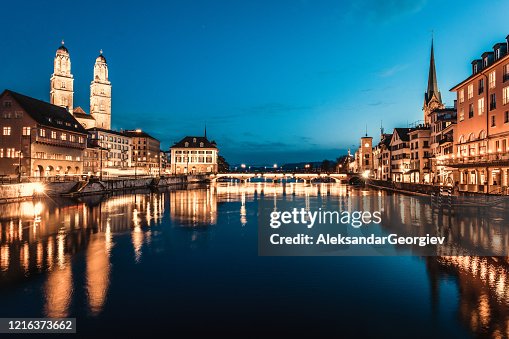 Luces De La Iglesia Grossmunster Por La Noche En Zúrich Suiza Foto de stock - Getty Images Luces De La Iglesia Grossmunster Por La Noche En Zúrich Suiza Foto de stock - Getty Images
