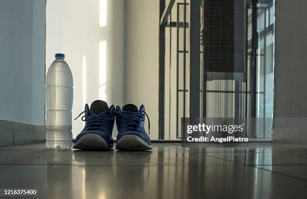 sport: sneakers and water - motionsskor bildbanksfoton och bilder