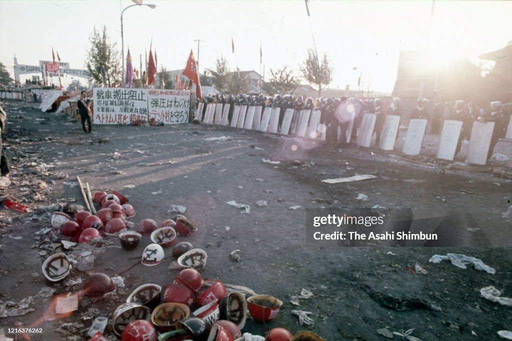 Tank Tank Riot Riot police forcibly remove anti-Veitnam War activists who had... News ...