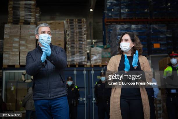 The mayor of Barcelona, Ada Colau and the first deputy mayor, Jaume Collnoni , with masks, applaud after the arrival of 12 tons of sanitary material...