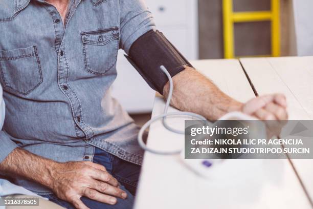 patient vérifiant la tension artérielle - blood pressure photos et images de collection