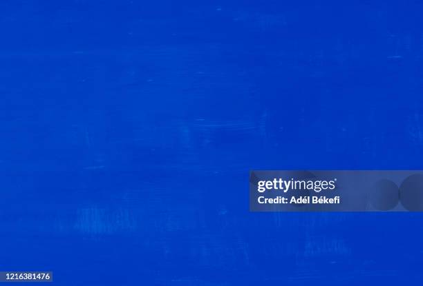 blue metal background - achtergrond krijtbord blauw stockfoto's en -beelden