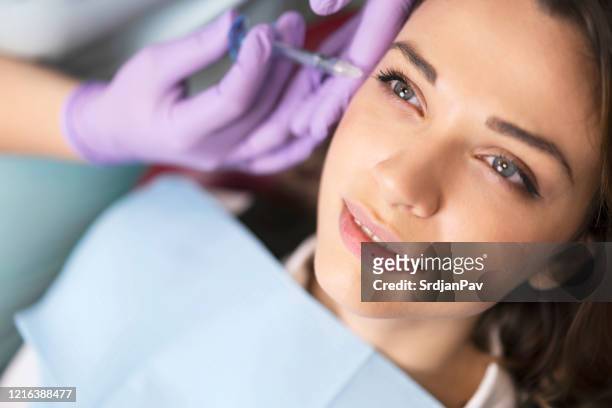 anti - åldrande kosmetisk behandling - medicinsk procedur bildbanksfoton och bilder