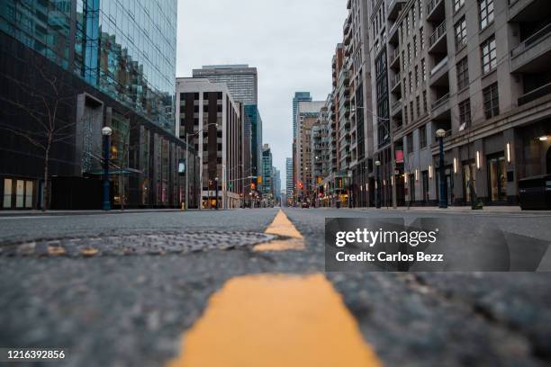 low angle street view - gran angular fotografías e imágenes de stock