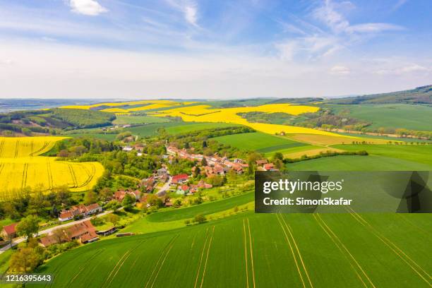 velden en dorp, moravië, tsjechië - moravia stockfoto's en -beelden