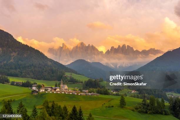 die idyllische santa maddalena in val di funes, südtirol - insel maddalena stock-fotos und bilder