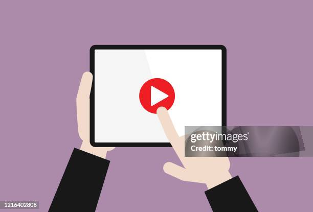 stockillustraties, clipart, cartoons en iconen met de zakenman drukt een knoop van de spelvideo - play button