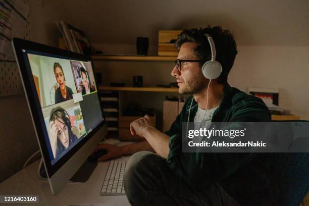 een videoconferentiegesprek voeren met collega's - ver stockfoto's en -beelden