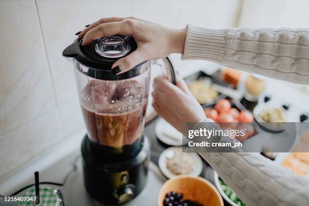 machen sie smoothie mit obst und gemüse in der küche - mixer stock-fotos und bilder