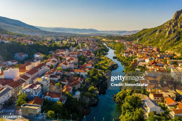 oude stad met rivier, mostar, bosnië en herzegovina - bosnië en herzegovina stockfoto's en -beelden
