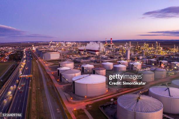 vista aerea della raffineria di petrolio al tramonto. - refinery foto e immagini stock